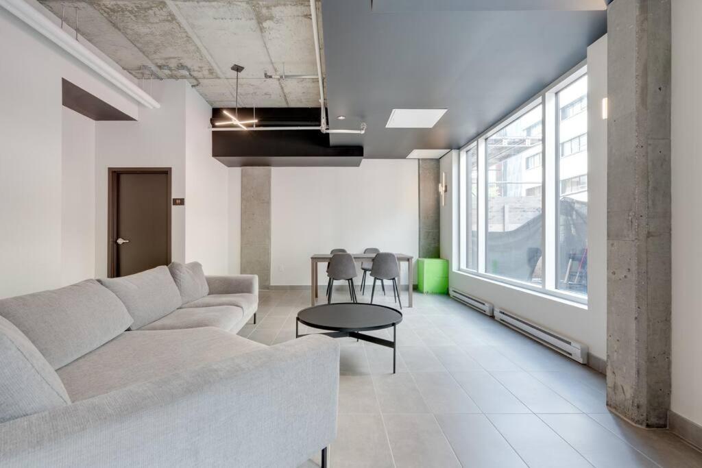 Initial / Fleuriste +parking / Centre-ville Qc Apartment *