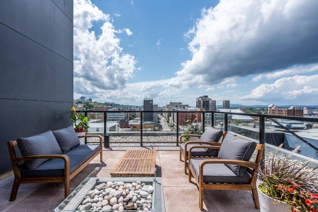 Initial / Fleuriste +parking / Centre-ville Qc Appartement *