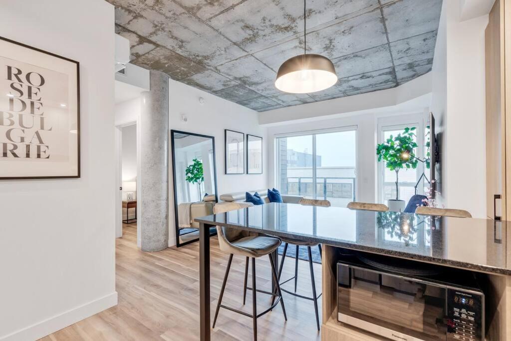 Initial / Fleuriste +parking / Centre-ville Qc *