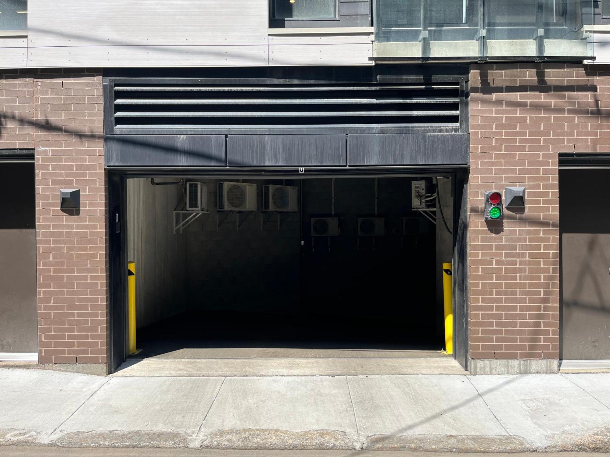Initial / Fleuriste +parking / Centre-ville Qc Appartement *